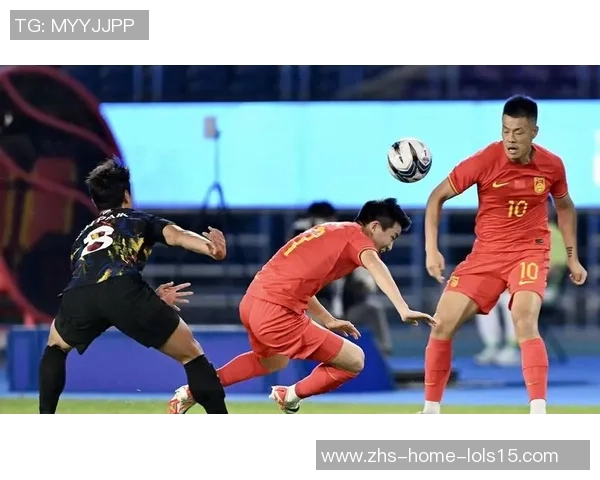 国足对阵伊朗比赛前奏国歌时刻引发球迷热烈反响与情感共鸣